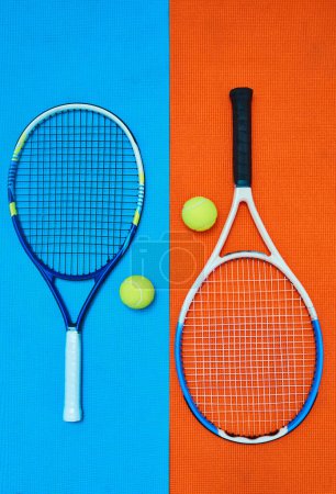 Es wird das Spiel der Epochen. Hohe Winkelaufnahme von Tennis-Essentials auf einem farbenfrohen Hintergrund in einem Studio
