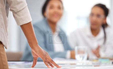 Foto de Gestión, reunión y mano de mujer negra en el escritorio para el liderazgo, revisión y planificación. Estrategia, innovación y mentor con empleado en oficina corporativa para coaching, asesoramiento y negociación. - Imagen libre de derechos