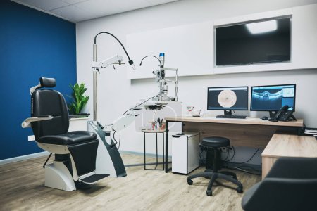 Optometría, sala vacía y equipo para la prueba de visión para el cuidado de los ojos en una clínica óptica o tienda. Salud óptica, oftalmología e informática, tecnología o máquinas en consultoría de optometría.