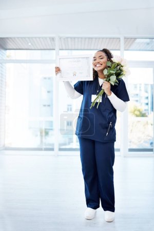 Foto de Enfermería, celebración y mujer negra graduada con sonrisa, flores y certificado ADN en el hospital. Cuidado de la salud, educación y enfermería en la graduación, calificación beca feliz y premio académico - Imagen libre de derechos