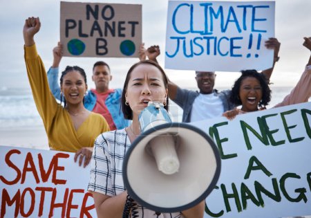 Protesta contra el cambio climático, megáfono y mujer asiática con multitud en la playa protestando por el medio ambiente, el calentamiento global y para detener la contaminación. Salvar la tierra, retrato y líder femenina gritando en megáfono.