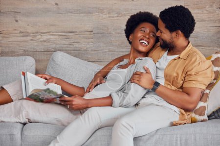 Téléchargez les photos : Pregnant, black couple and reading book while talking and happy on lounge couch. Man and woman together excited for learning for pregnancy future, love and gynecology education for healthy lifestyle. - en image libre de droit