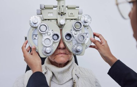 Téléchargez les photos : Yeux, examen de la vue et femme âgée avec optométriste en clinique pour test, évaluation de la vue et de l'optique. Optométrie, soins de santé et opticien avec patient âgé, lentille phoropter et machine médicale. - en image libre de droit