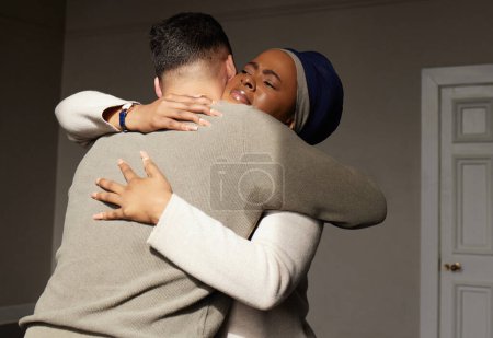 Téléchargez les photos : Hug, support and woman embrace a man for comfort, grief and care after bad news or problems in a home or house. Cancer, sad and depression by people hugging for empathy, love and hope together. - en image libre de droit