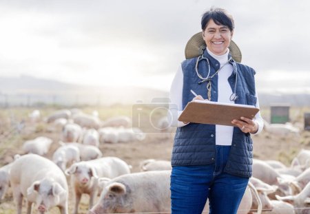 Foto de Portrait, pig or veterinarian writing on farm with animals, livestock wellness or agriculture checklist. Smile, face or senior happy woman working to protect pigs healthcare for barn sustainability. - Imagen libre de derechos
