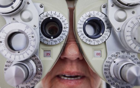 Téléchargez les photos : Examen des yeux, de la vue et du visage de la femme avec optométriste pour le test, la vue et l'évaluation optique. Optométrie, clinique et zoom du patient âgé avec les yeux dans la machine opticien, phoropter et lentille médicale. - en image libre de droit