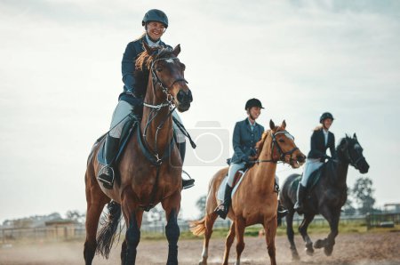 Téléchargez les photos : Equestrian, horse riding and sport, women in countryside outdoor with rider or jockey, recreation and speed. Animal, sports and fitness with athlete, group and competition with healthy lifestyle. - en image libre de droit