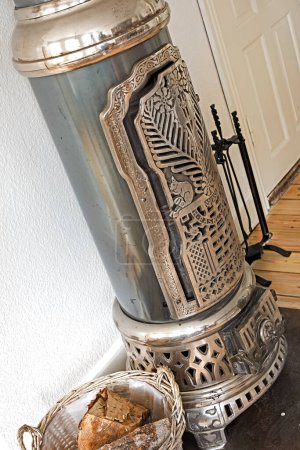 Foto de Antigua estufa de leña art deco del siglo XIX hecha en la ciudad de Odense, Dinamarca. Propiedad del fotógrafo - reliquia - Imagen libre de derechos