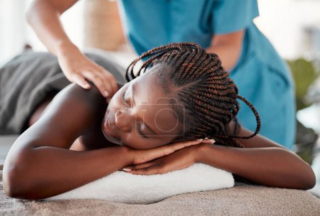 Téléchargez les photos : Femme noire, lit et détente dans le spa pour massage du dos, tissus profonds ou détente dans le soulagement du stress à la station. Heureuse femme afro-américaine relaxante avec des mains de massage masseuse pour la thérapie physique. - en image libre de droit