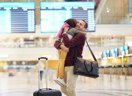 Famille, père et enfant câlins à l'aéroport, voyage et fille saluant homme après vol, bonheur et amour avec les bagages au terminal. Heureux, soins et lien avec voyage, sac et bienvenue à la maison avec réunion.