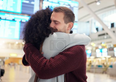 Téléchargez les photos : Couple, hug and farewell at airport for travel, trip or flight in goodbye for long distance relationship. Man and woman hugging before traveling, departure or immigration arrival waiting for airline. - en image libre de droit