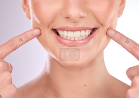 Téléchargez les photos : Hygiène buccale, dentaire et buccale avec une mannequin femme en studio sur fond gris pour le blanchiment des dents. Dentiste, soins de santé et placages avec une femme à l'intérieur pour montrer un sourire heureux à un spécialiste des dents. - en image libre de droit