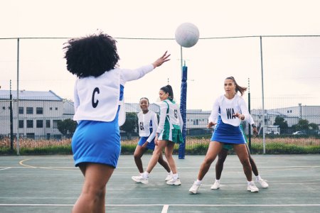 Fitness, sport et match de netball par les femmes sur le terrain extérieur pour l'entraînement, l'entraînement et la pratique. Exercice, les élèves et les filles équipe avec balle pour la compétition, la vitesse et la performance tout en étant actif sur le terrain.