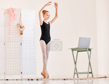 Ballett, Kind und Laptop für Online-Lernen beim Tanzen, glücklich sein und Videos im Internet ansehen. Mädchen mit Computer, um Tanzkunst zu lernen oder virtuelle Kurse für Ballerina-Talente im heimischen Raum zu streamen.