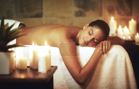 Foto de Sé bueno contigo mismo. Primer plano de una mujer joven relajándose durante un tratamiento de spa - Imagen libre de derechos