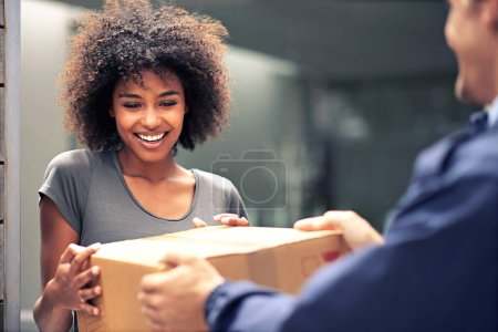 Fotografía de un mensajero haciendo una entrega a un cliente sonriente.