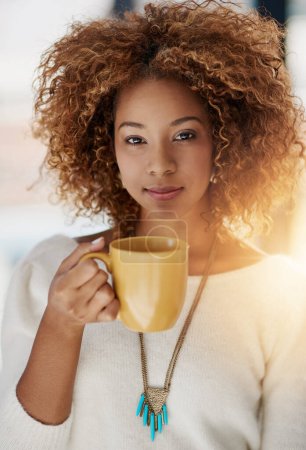 Téléchargez les photos : Portrait d'une jeune femme buvant une tasse de café. - en image libre de droit