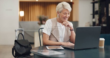 Videoanruf, virtuelle Besprechung und Laptop mit einer Geschäftsfrau, die von einem Flughafen-Warteterminal aus ferngesteuert arbeitet. Computer, Kommunikation und Geschäftstreffen mit einer hochrangigen Mitarbeiterin bei der Arbeit.