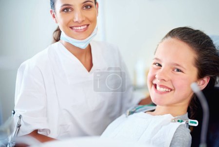 Téléchargez les photos : La plupart des enfants n'aiment pas le dentiste, mais moi si. Portrait d'une jeune fille faire un bilan de santé chez le dentiste - en image libre de droit