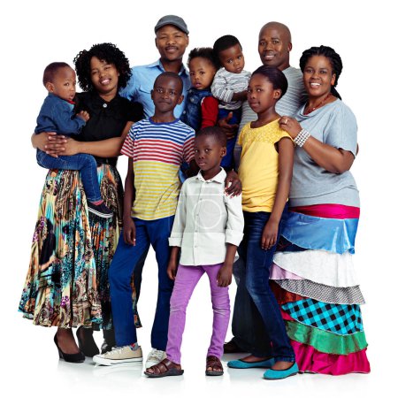 Familie und Erbe. Studioaufnahme einer großen afrikanischen Familie isoliert auf weiß