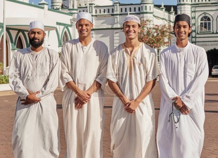 Téléchargez les photos : Happy, hajj and Muslim men at a mosque to pray, ramadan faith and group in Mekka together. Smile, religion and portrait of Islamic friends on a pilgrimage to the holy city for spiritual journey. - en image libre de droit