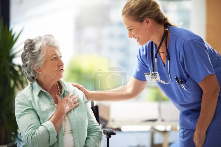 Foto de Tiene el toque curativo. Fotografía de un cuidador en un asilo de ancianos con su paciente - Imagen libre de derechos
