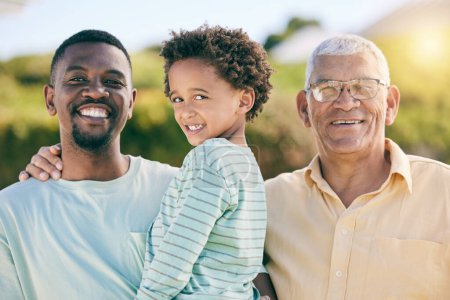 Portrait, famille noire avec un père, un fils et un grand-père collant en plein air dans le jardin ensemble par amour. Heureux, enfants ou générations avec un homme, un garçon et un parent aîné debout dans la cour.