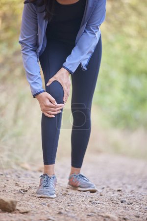 Frau, Beine und Läuferknieschmerzen im Freien für Fitnesstraining, Cardio-Workout-Unfall oder Training im Naturpark. Gelenkschmerzen, Beinwellness-Not oder Sportler mit Laufverletzung im Wald.
