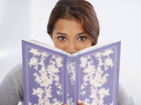 Foto de Una lectura interesante. Retrato de una joven mirando un libro - Imagen libre de derechos