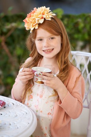 Téléchargez les photos : L'hôtesse du thé. Une mignonne petite fille ayant une partie de thé dehors - en image libre de droit