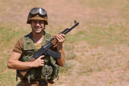 Téléchargez les photos : Défendre son pays avec fierté. Un beau soldat souriant à la caméra - en image libre de droit