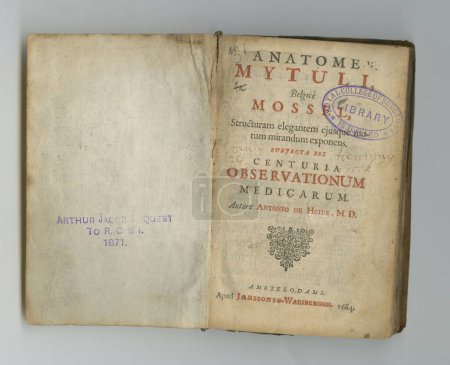 Téléchargez les photos : Journal météo battu. Un livre antique avec ses pages exposées - en image libre de droit