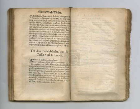Téléchargez les photos : Journal antique. Un vieux livre médical avec ses pages exposées - en image libre de droit