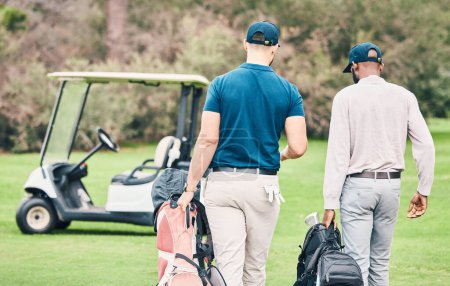 Foto de Golf, deportes y hombres en curso con bolsa de golf caminando al carro después del juego, la práctica y el entrenamiento en el césped. Golfistas profesionales, diversión y espalda de amigos en la hierba para el ejercicio, fitness y competición. - Imagen libre de derechos