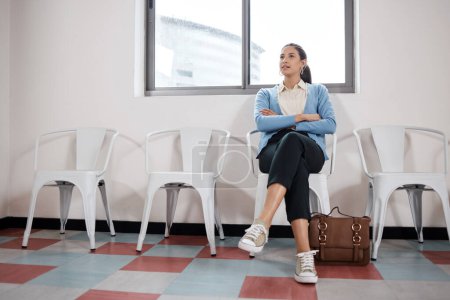 Téléchargez les photos : Le ranger solitaire dans la salle d'attente. une jeune femme d'affaires en file d'attente dans un bureau moderne - en image libre de droit