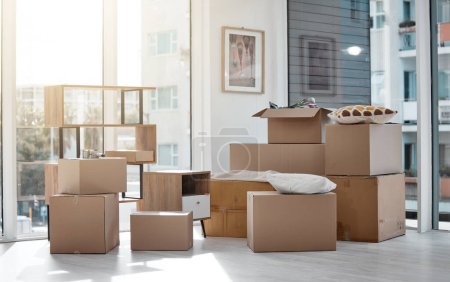 Foto de Un apartamento esperando para convertirse en casa. cajas en una casa nueva y vacía durante el día - Imagen libre de derechos