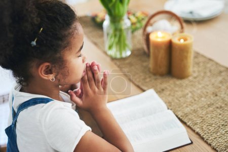 Téléchargez les photos : Nous devons prier en période d'adversité. une jeune fille priant à la maison - en image libre de droit