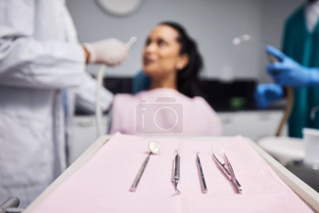 Téléchargez les photos : Je me présente au service d'hygiène dentaire. une femme qui fait du travail dentaire sur ses dents avec divers outils au premier plan - en image libre de droit
