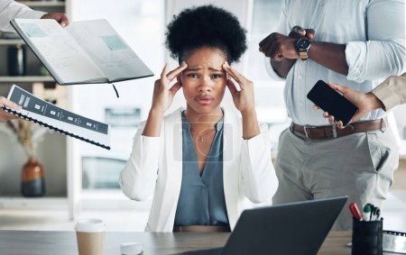 Stress, maux de tête et portrait d'une femme noire occupée avec épuisement professionnel, anxiété de gestion et fatigue. Santé mentale, chaos et un employé africain avec des gens pour le travail, la douleur migraine et le surmenage.