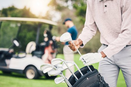 Golf, elija el club y las manos del hombre con bolsa de golf para iniciar el juego, la práctica y el entrenamiento para la competencia. Golfista profesional, actividad y carrito masculino con clubes de ejercicio, fitness y recreación.