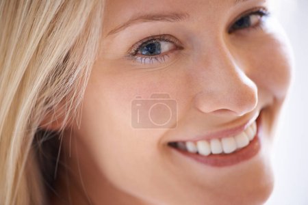 Foto de Qué sonrisa tan increíble - Grandes dientes. Primer plano de una hermosa joven mirándote con una sonrisa brillante - Imagen libre de derechos