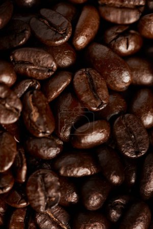 Téléchargez les photos : Les grains de café regorgent d'antioxydants puissants. Gros plan des grains de café - en image libre de droit