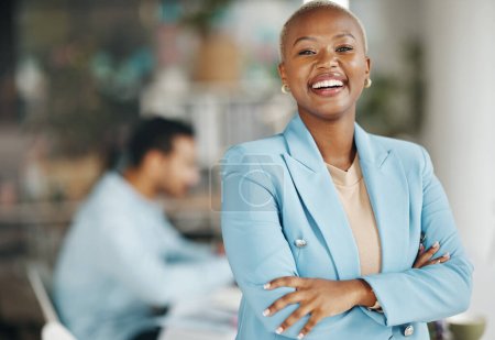Téléchargez les photos : Joyeux, riant et portrait de la femme noire en fonction pour le leadership, la gestion et le développement. Positif, source d'inspiration et de mission avec les employées pour la croissance, la motivation et l'autonomisation. - en image libre de droit