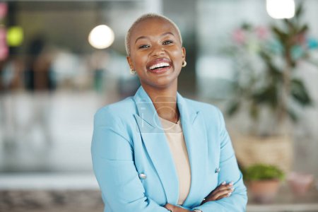 Agence, portrait de bureau et heureuse femme noire, chef d'entreprise ou travailleur confiant pour la mission de l'entreprise en démarrage. Direction, personne morale et femme africaine, administrateur bancaire ou consultant professionnel.