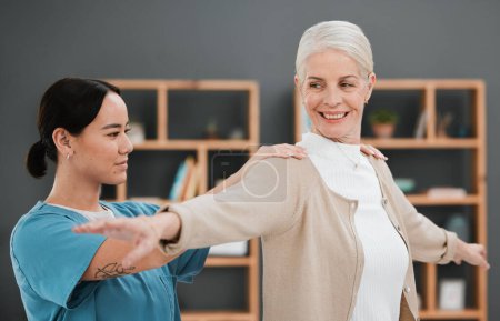 Foto de Fisioterapia, mujer mayor y masaje en el hombro de un fisioterapeuta asiático y rehabilitación. Fisioterapia, retiro y paciente anciano con felicidad por ajuste y estiramiento del brazo. - Imagen libre de derechos