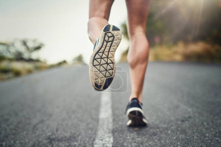 Laufen ist ein guter Einstieg in die Fitness. Eine unkenntliche Frau trainiert für einen Marathon im Freien