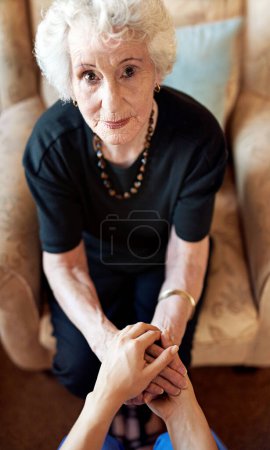 Téléchargez les photos : J'ai tout le soutien dont j'ai besoin ici. une personne tenant les mains d'une femme âgée - en image libre de droit