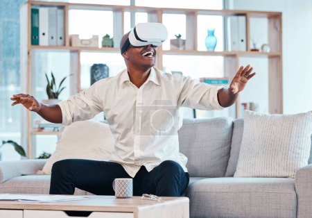Foto de Gafas de realidad virtual, hombre y feliz en casa para la experiencia cibernética, interfaz metáfora o videojuego. Hombre negro, VR y juegos en el salón para la innovación futura, ui tecnología y simulación excitada. - Imagen libre de derechos