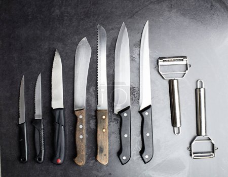 Foto de Los chefs eligen. Vista superior de una selección de peladores y cuchillos - Imagen libre de derechos