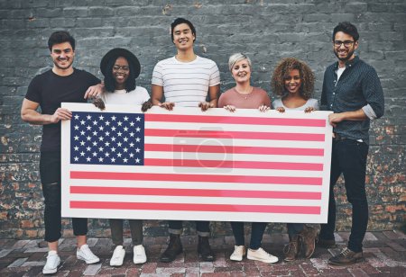Téléchargez les photos : Heureux, la diversité et les gens avec un drapeau des États-Unis pour la représentation, le soutien et la marque. Sourire, ensemble et groupe de personnes avec une affiche pour représenter un pays, montrer le patriarcat et l'environnement diversifié. - en image libre de droit